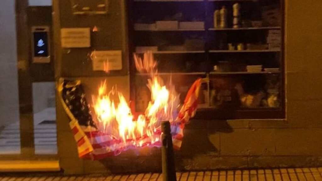 activistes brulent drapeau usa consulat las palmas