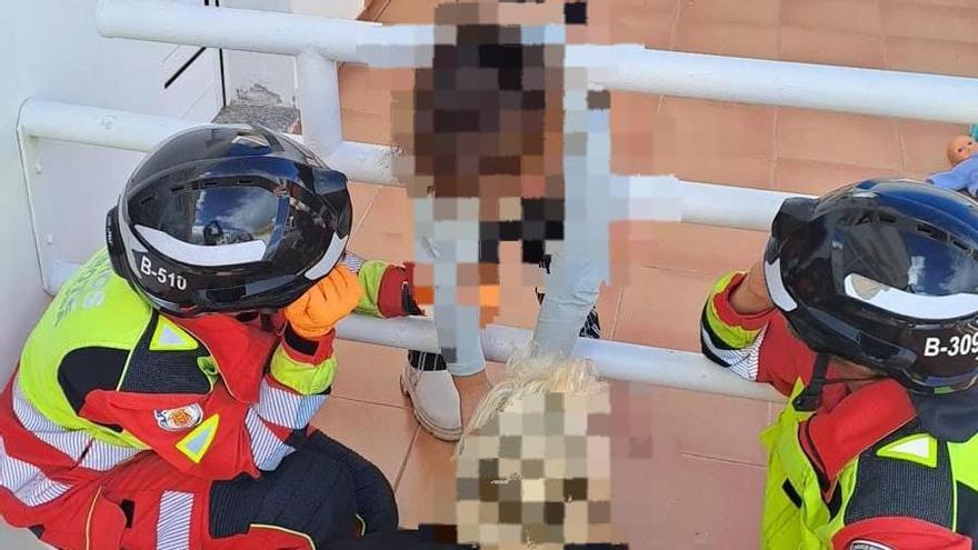 enfant coincee barriere secours pompiers lanzarote