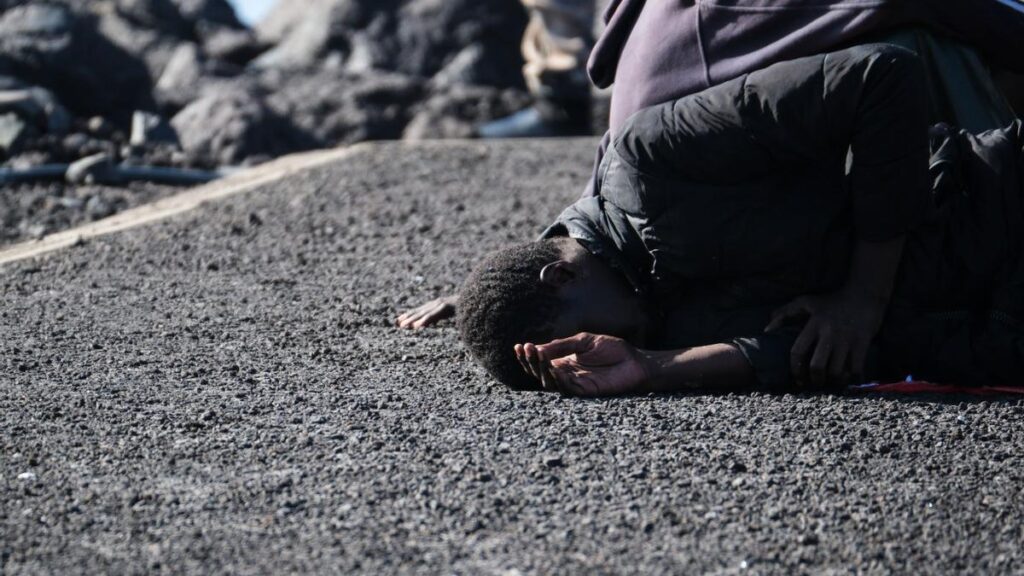 canaries arrivees migrants irreguliers chute 2025