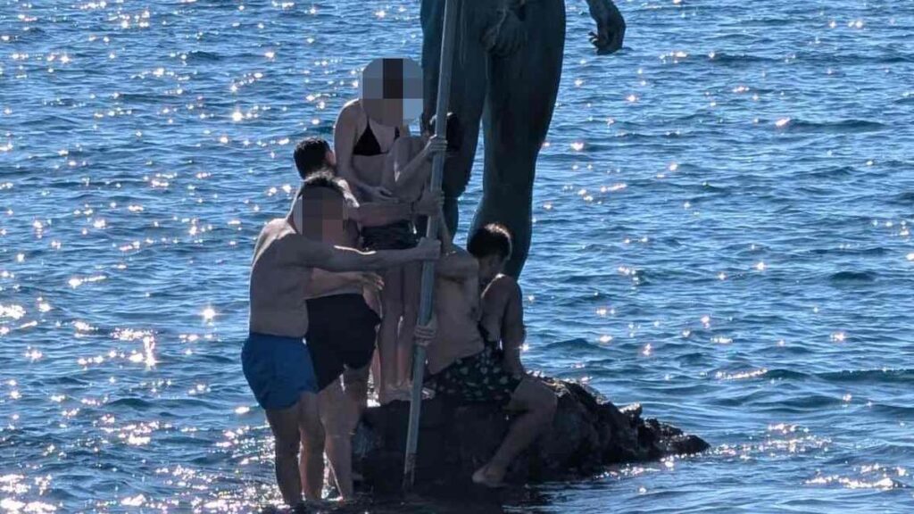 statue neptune melenara touristes comportements irrespectueux