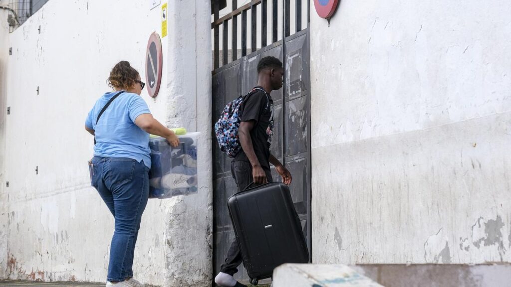 canaries ecart chiffres mineurs migrants relogement