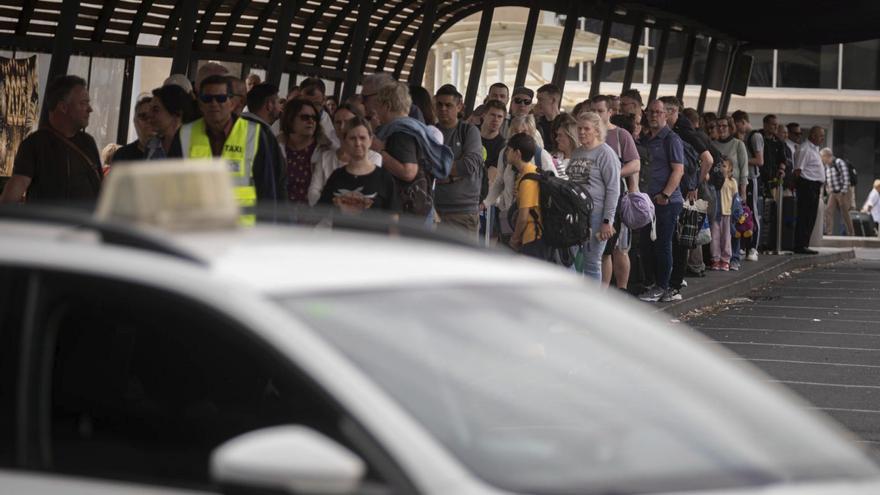 chaos files attente aeroport tenerife sud touristes