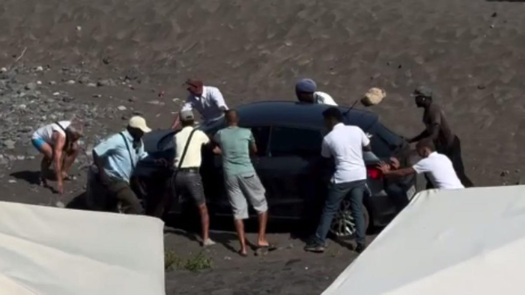 touriste sable plage troya tenerife
