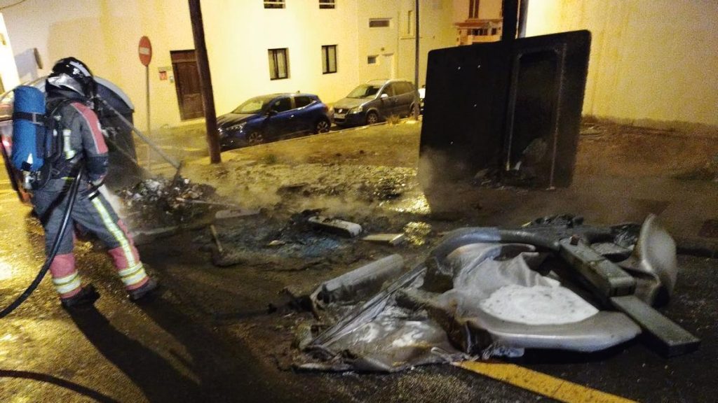 arrecife incendies conteneurs nuit 2 juin 2026