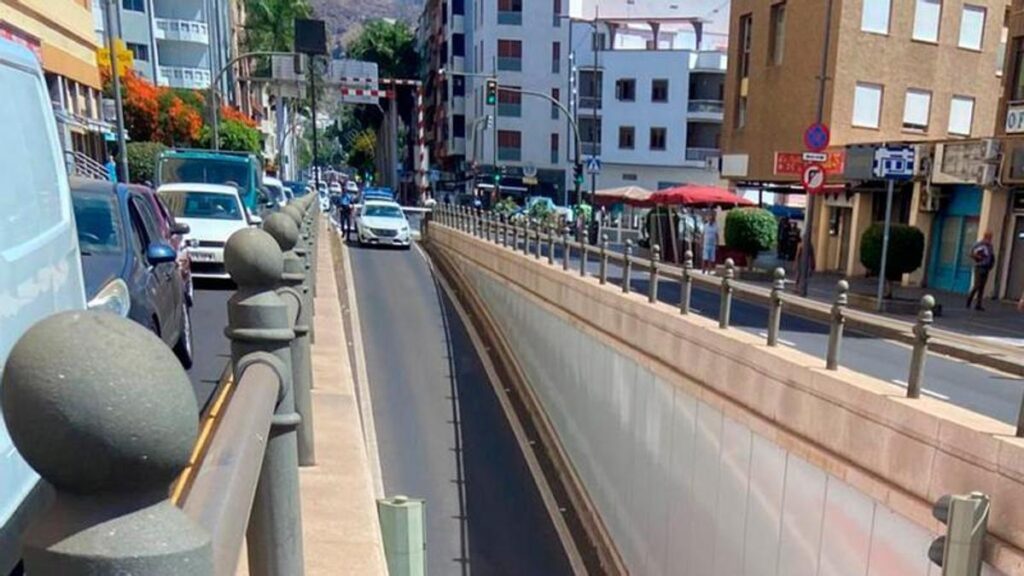 voiture abandonnee parasol tunnel santa cruz tenerife