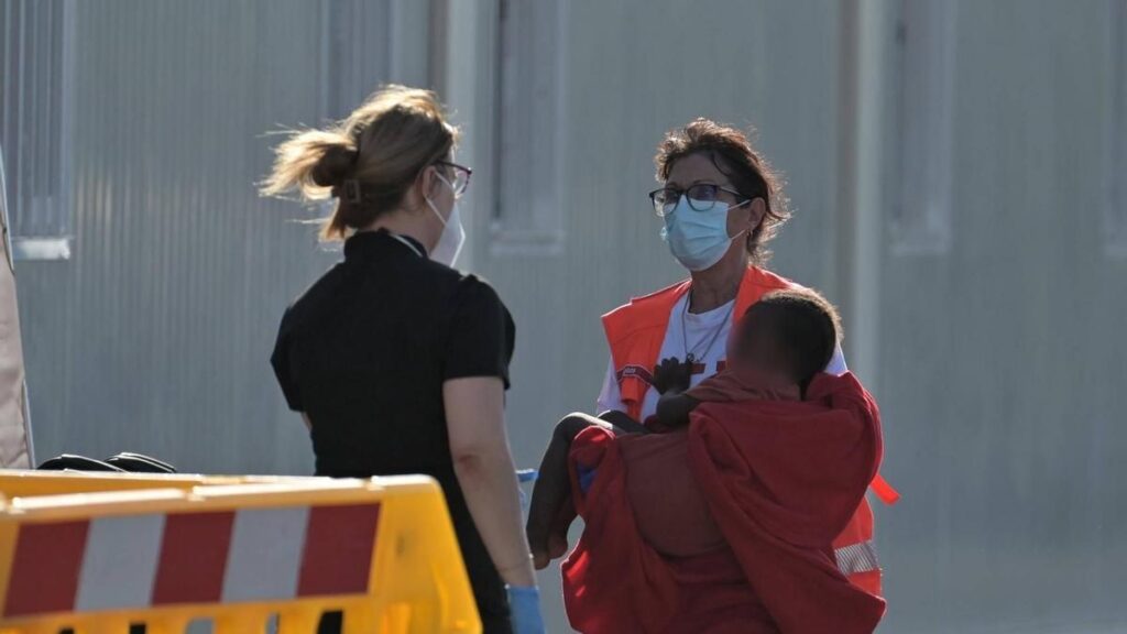 186 migrants secourus el hierro pirogues